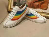 baskets paire de chaussures gucci femmes crystal rainbow blanc